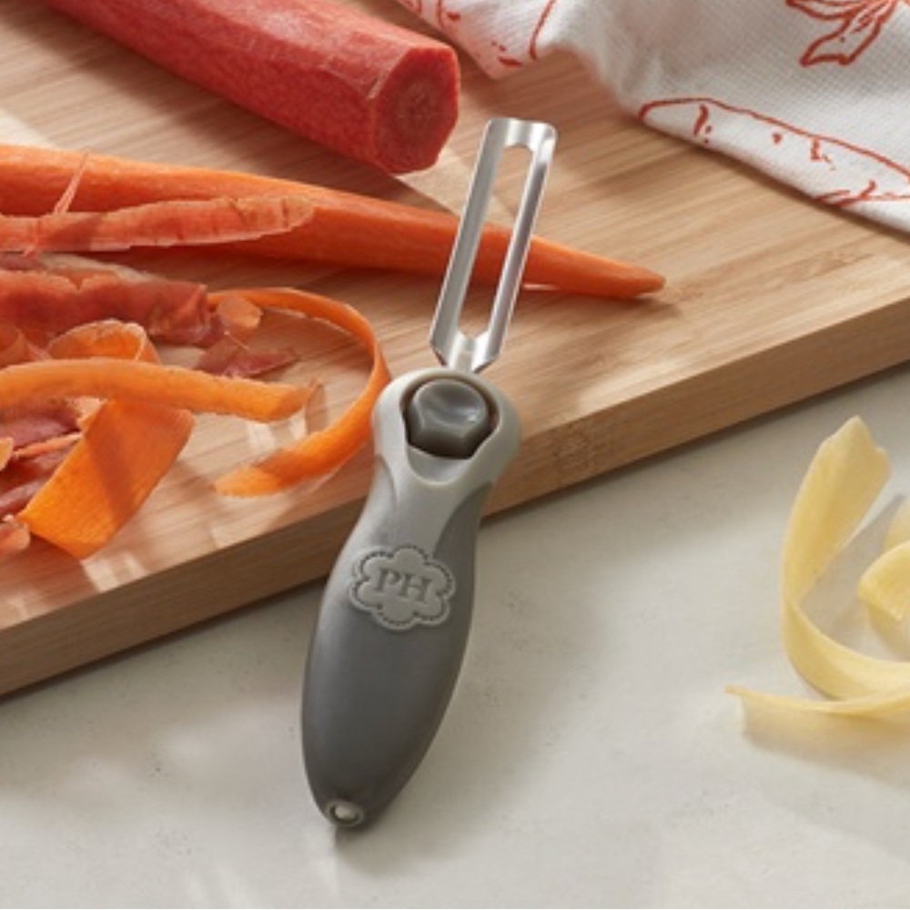 Gray Vegetable Peeler with Ergonomic Handle Pelador serrado
5629 Princess house